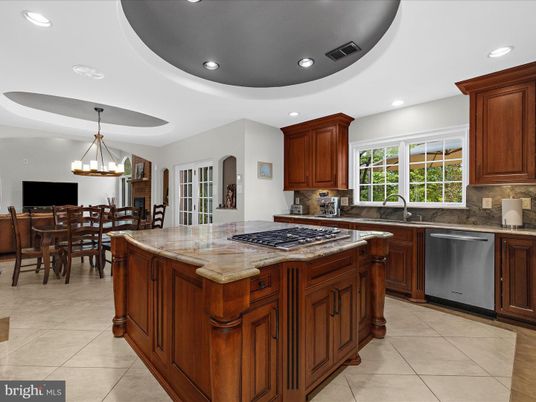Chandelier, Dining room, Interior, Kitchen, Pendant Lights, Recessed Lighting, Stainless Steel Appliances