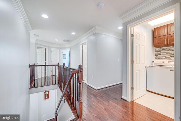 Interior, Recessed Lighting, Washer, Wood Texture Flooring