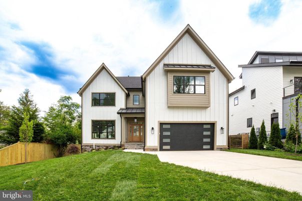 Attached, Exterior, Facade, Farmhouse