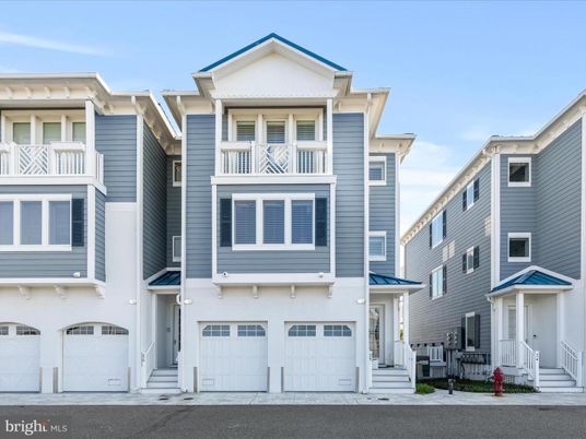Attached, Exterior, Facade, Rowhouse