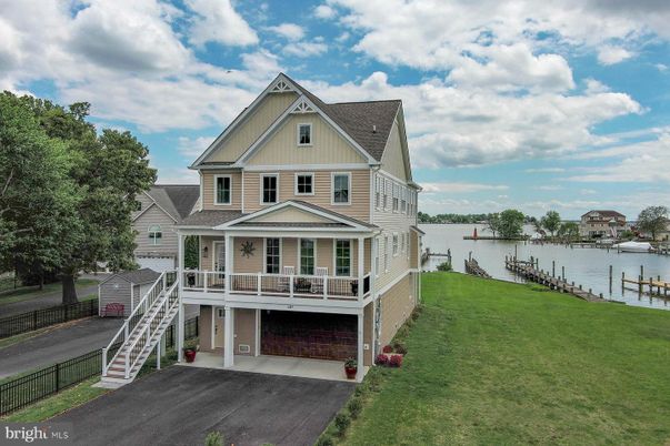Exterior, Lake