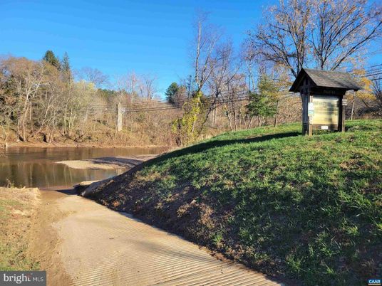 Exterior, Lake