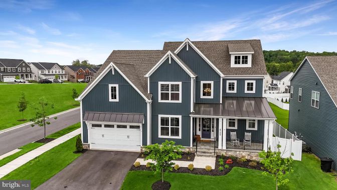 Attached, Exterior, Facade, Farmhouse