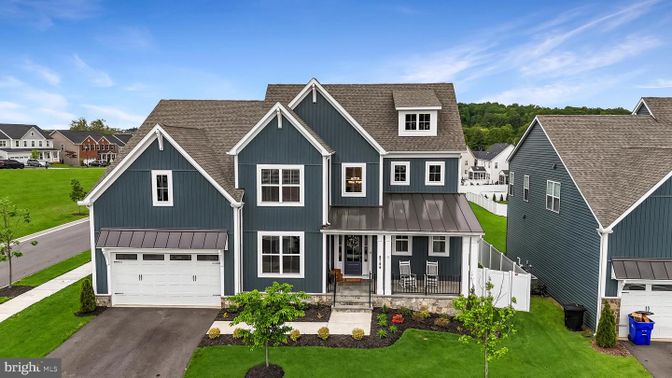Attached, Exterior, Facade, Farmhouse