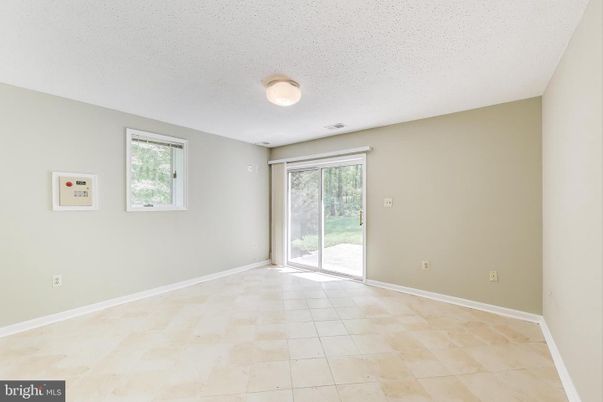 Empty room, Interior