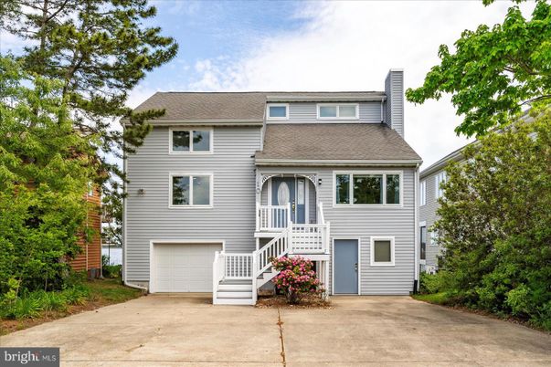 Attached, Exterior, Facade, Raised Ranch