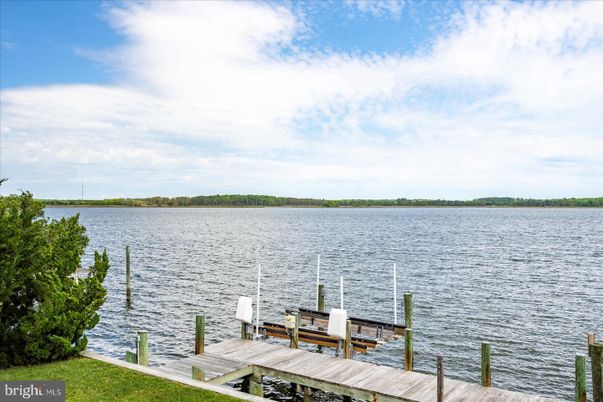 Exterior, Lake