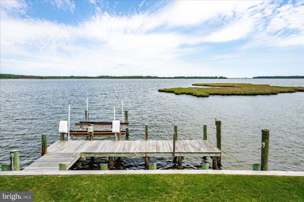Exterior, Lake