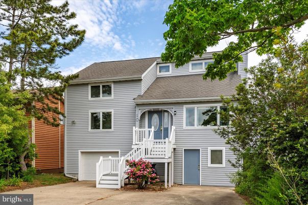 Exterior, Facade, Raised Ranch