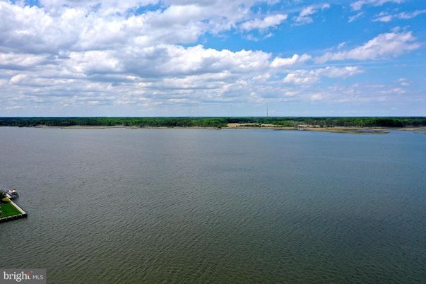 Exterior, Lake