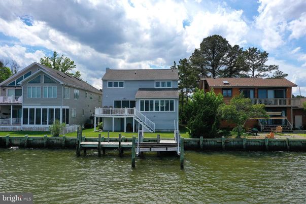 Exterior, Lake