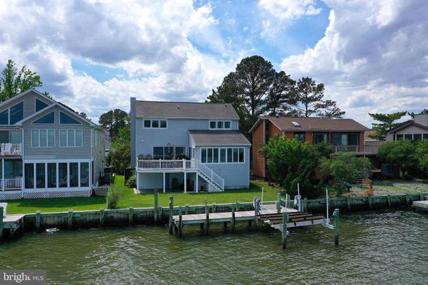 Exterior, Lake
