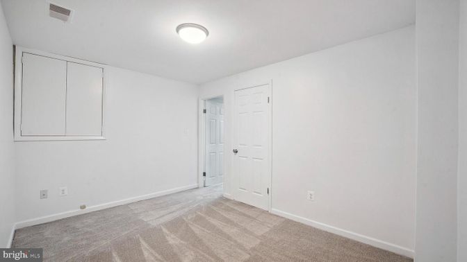 Empty room, Interior