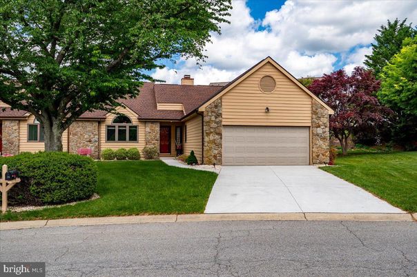 Attached, Exterior, Facade, Ranch