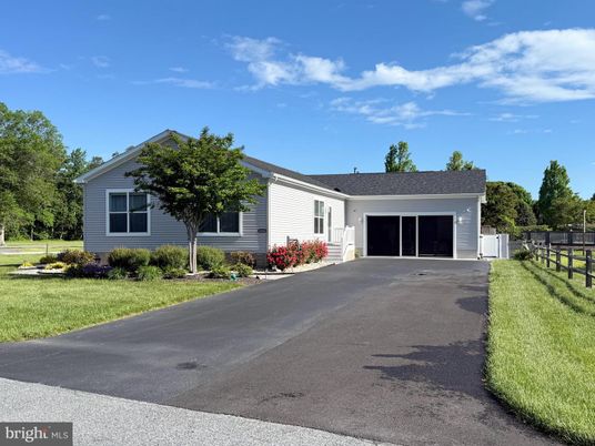 Attached, Exterior, Facade, Ranch