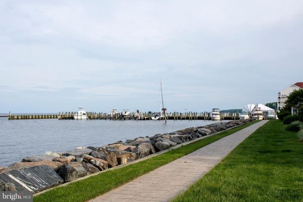 Exterior, Lake