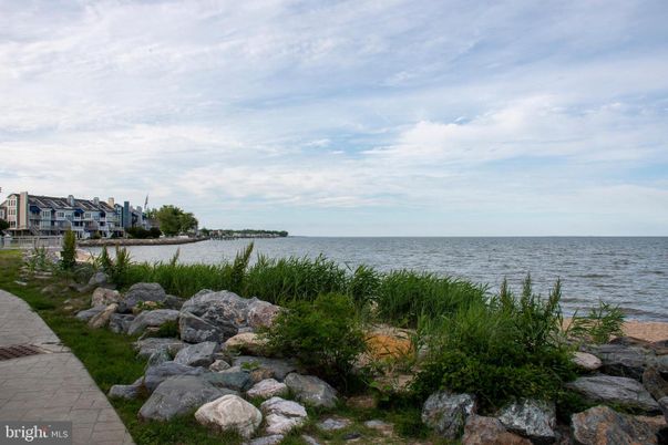 Exterior, Lake