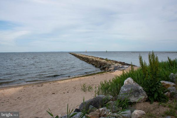 Exterior, Lake