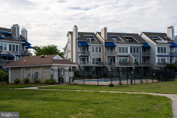 Backyard, Exterior, Facade, Pool, Rowhouse