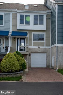 Attached, Exterior, Facade, Rowhouse