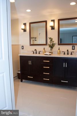 Bathroom, Dual Sink Vanities, Interior, Recessed Lighting
