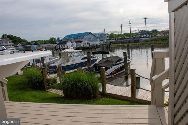 Exterior, Lake