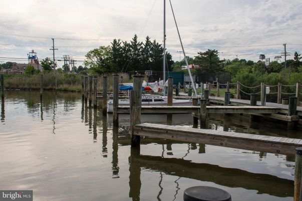 Exterior, Lake