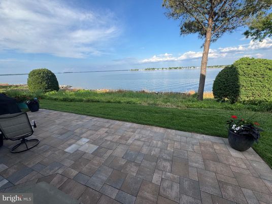 Exterior, Lake