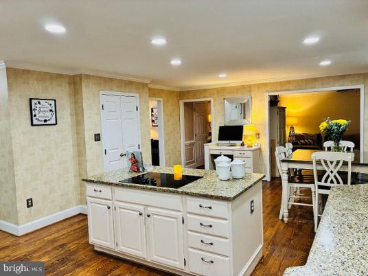 Dining room, Interior, Kitchen, Recessed Lighting, Wood Texture Flooring