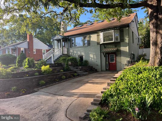 Exterior, Facade, Brick Facade, American Foursquare