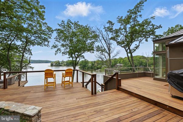 Exterior, Lake