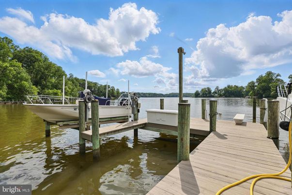 Exterior, Lake