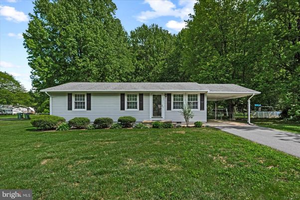 Backyard, Exterior, Facade, Ranch