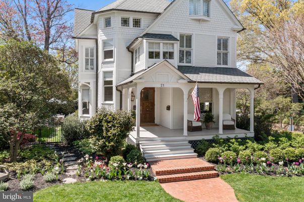 Exterior, Facade, Queen Anne Victorian