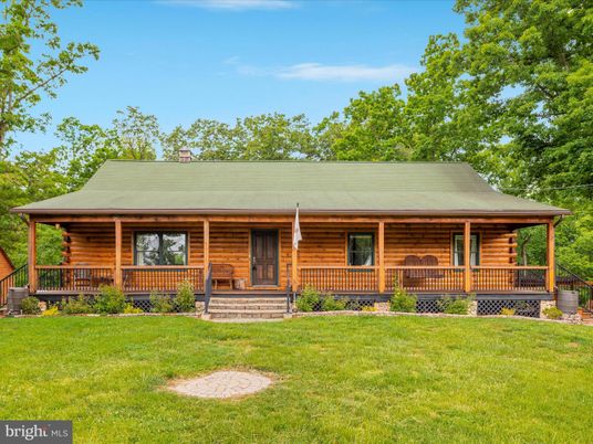 Exterior, Facade, Log Home