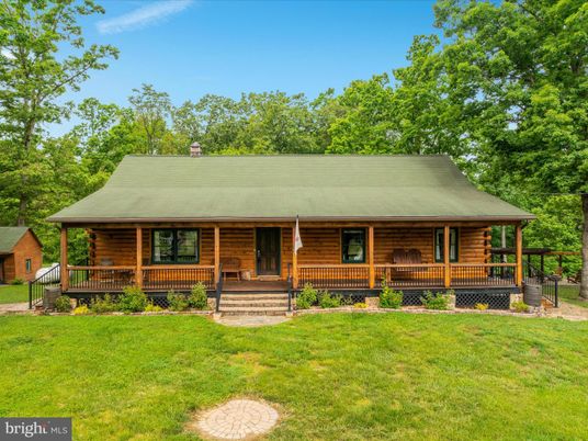 Exterior, Facade, Log Home