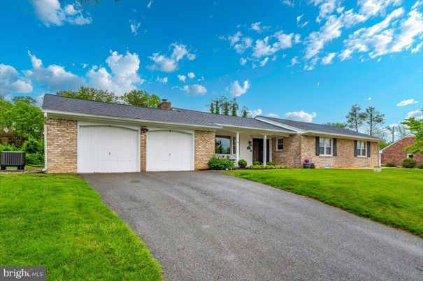 Attached, Exterior, Facade, Brick Facade, Ranch