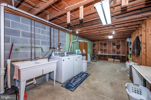 Interior, Washer, Wooden Beams, Wooden Walls