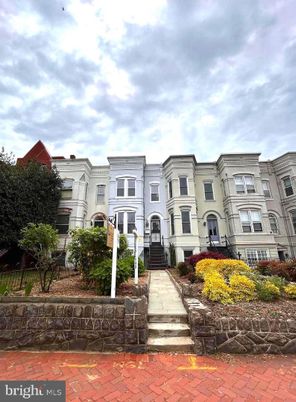 Exterior, Facade, Rowhouse