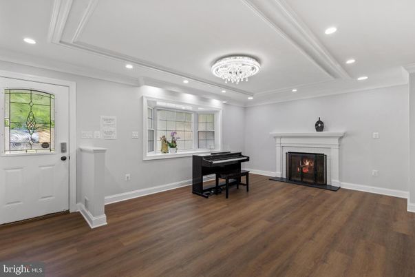 Chandelier, Fireplace, Interior, Piano, Recessed Lighting, Wood Texture Flooring