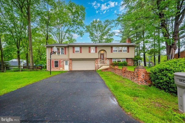 Attached, Exterior, Facade, Brick Facade, Raised Ranch