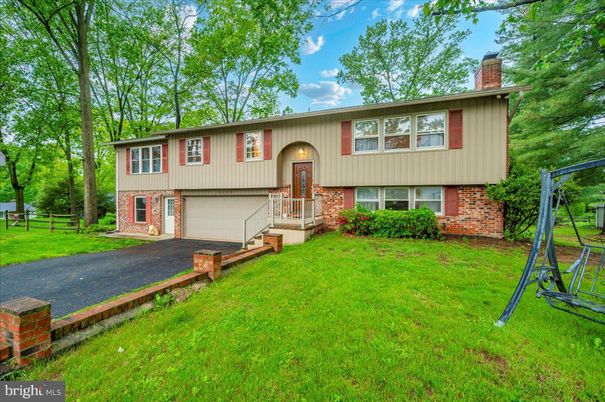 Attached, Exterior, Facade, Brick Facade, Raised Ranch