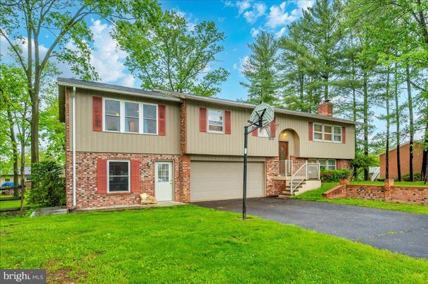 Attached, Exterior, Facade, Brick Facade, Raised Ranch