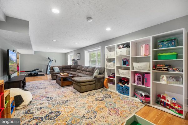 Fitness Equipment, Interior, Living room, Recessed Lighting, Wood Texture Flooring