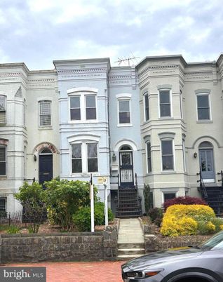 Exterior, Facade, Rowhouse