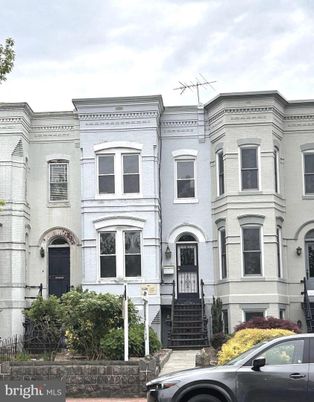 Exterior, Facade, Rowhouse
