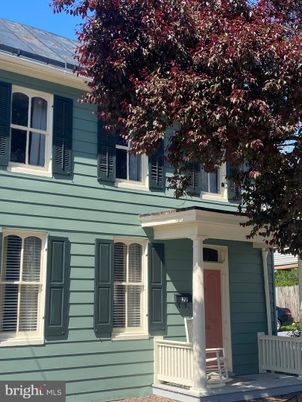 Exterior, Facade, American Foursquare