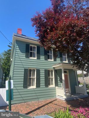 Exterior, Facade, American Foursquare