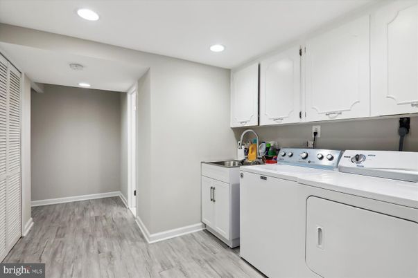 Interior, Recessed Lighting, Washer, Wood Texture Flooring