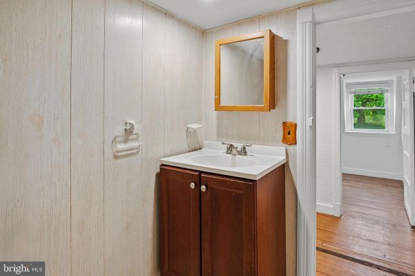 Bathroom, Interior, Recessed Lighting, Wood Texture Flooring